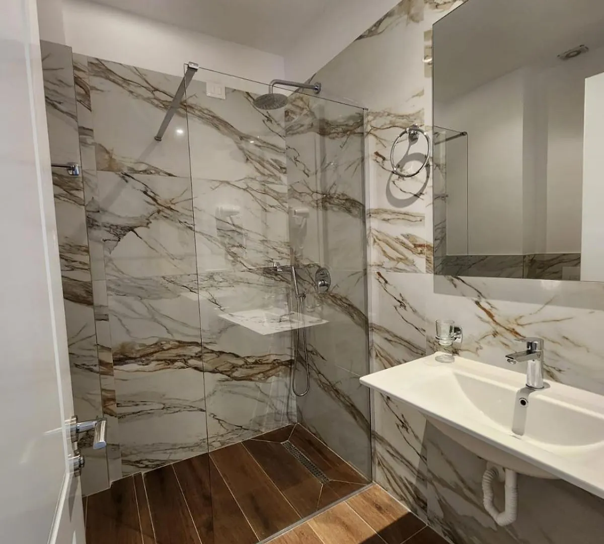 Dimal Castle Hotel Poshnje 3*,  Albania